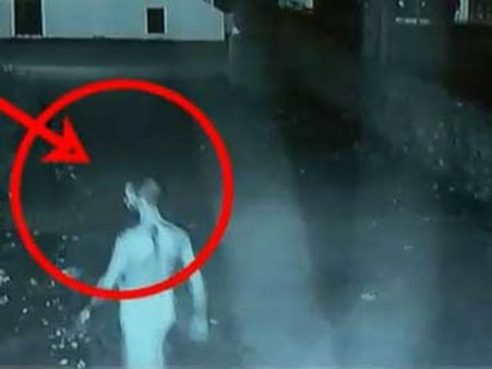 வாட்ச்மேனை கல்லை தூக்கி போட்டு கொன்ற சைக்கோ இளைஞர்.. நிர்வாண டான்ஸ் ஆடி விட்டு ஓட்டம்