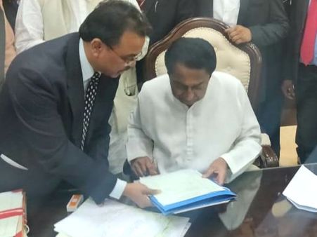 பதவியேற்ற கையோடு கமல்நாத் அதிரடி.. மத்திய பிரதேசத்தில் விவசாய கடன்கள் தள்ளுபடி!