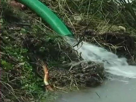 ஷாக்கிங்.. எய்ட்ஸ் பாதித்த பெண் தற்கொலை.. 23 ஏக்கர் ஏரி நீரை காலி செய்த கிராம மக்கள்