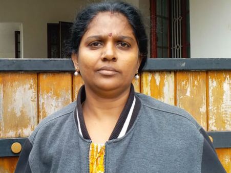 அரிவாளுடன் விரட்டிய கயல்விழி.. தெறித்து ஓடிய திருடர்கள்.. கோவை அருகே தில் பெண்.. குவியும் பாராட்டு!