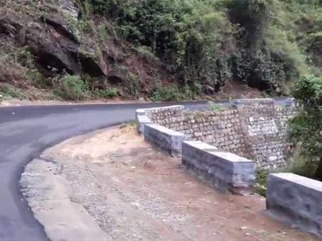 1000 அடி பள்ளத்தில் விழுந்த கார்.. கதவை திறந்து தப்பிய 4 பேர்.. நடந்தது என்ன?.. திக்திக் கொடைக்கானல்