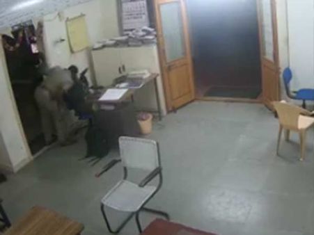 டூட்டியில் இருந்த பெண் போலீஸுக்கு சரமாரி முத்தம்... எஸ்.ஐ மீது பாய்ந்தது வழக்கு