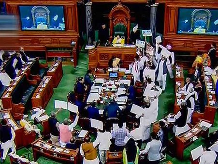 அதிமுக, காங். வெளிநடப்பு .. லோக்சபாவில் நிறைவேறியது முத்தலாக் மசோதா