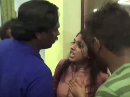 படுக்கை விரிப்பினால் பிரச்சனை... லாட்ஜில் கலாட்டா செய்த மலையாள நடிகை