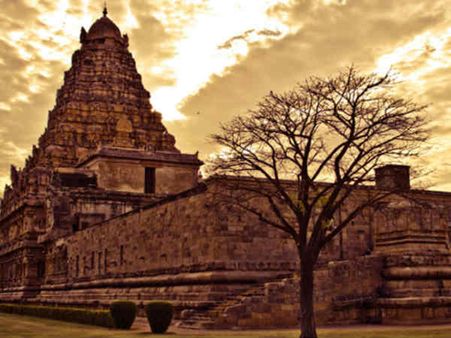 யுனெஸ்கோ அங்கீகாரம் பெற்ற தஞ்சை பெரிய கோயில் பாரம்பரியத்திற்கு ஆபத்து.. பக்தர்கள் கோபம்