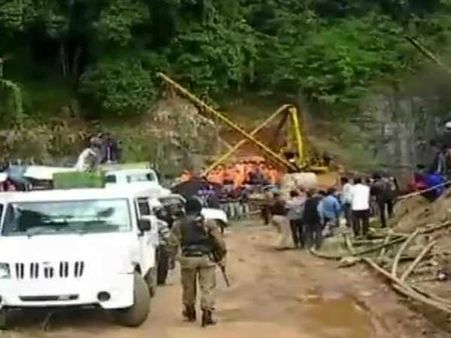 மேகாலயா சுரங்க தொழிலாளர்களை காப்பாற்ற தீவிரம்... அதி நவீன பம்புகளுடன் களமிறங்கும் மீட்புக்குழு