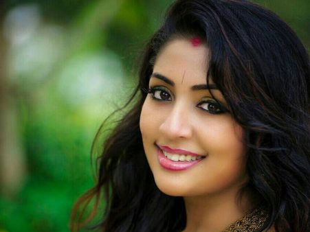 என் தோளில் கை வைத்த நடிகர் திலிப் .. படபடப்பு அதிகமானது நவ்யா நாயர் 