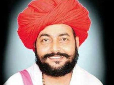 காதில் வளையம்.. தலையில் துண்டு.. கையில் கம்பு.. தோற்று போனார் இந்தியாவின் முதல் மாட்டு அமைச்சர்!