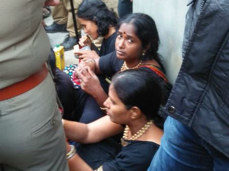 பம்பையில் பரபரப்பு.. சென்னையைச் சேர்ந்த 11 பெண்கள் தடுத்து நிறுத்தம்.. போலீஸ் குவிப்பு