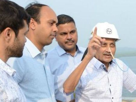 உணவுக் குழாயை மூக்கில் பொருத்தியபடி.. பால வேலைகளைப் பார்வையிட்ட அமைச்சர் பாரிக்கர்