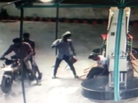 பெட்ரோல் பங்க் ஊழியருக்கு சரமாரி அரிவாள் வெட்டு...பணம் கொள்ளை... 3 கொள்ளையர்கள் கைது