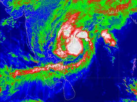 கரையை கடக்கவுள்ள பேய்ட்டி.. கொப்பளிக்கும் வங்கக் கடல்.. மிதமான மழை உண்டு
