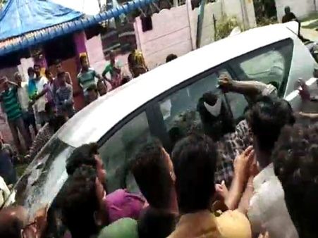 கஜா சேதத்தை பார்வையிட வந்த அமைச்சர்.. கொந்தளிப்பில் காரை அரிவாளால் தாக்கிய மக்கள்.. 6 பேர் கைது