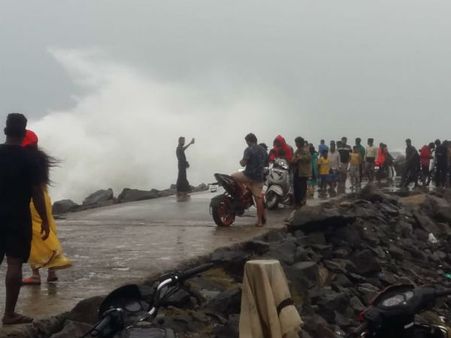 நாளை மதியம் கரையை கடக்கிறது பேய்ட்டி புயல்...60 கி.மீ வேகத்தில் காற்று வீசும் என எச்சரிக்கை