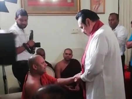 ராஜதந்திரங்கள் அனைத்தும் வீணானது.. பிரதமர் பதவியை ராஜினாமா செய்தார் ராஜபக்சே