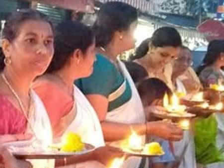 சபரிமலை புனிதம் காப்போம்... 3 கி.மீ தூரத்திற்கு பெண்கள் தீபம் ஏந்தி போராட்டம்