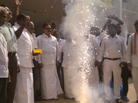 3 மாநிலங்களில் வெற்றி முகம்...சென்னையில் காங். தொண்டர்கள் கொண்டாட்டம்