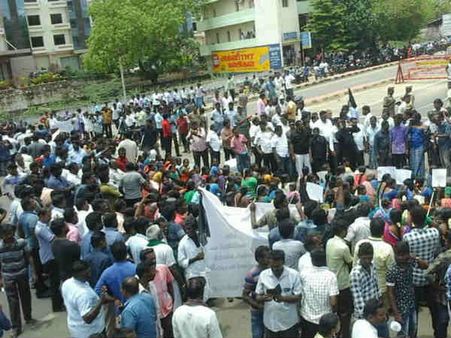 மீண்டும் தகிக்கும் தூத்துக்குடி.. பசுமைத்தீர்ப்பாயத்தின் தீர்ப்பை எதிர்த்து மக்கள் போராட்டம்