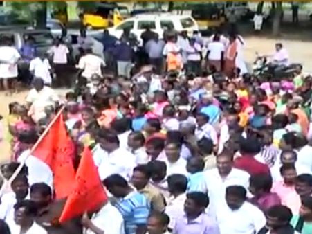 திருப்பம்.. ஸ்டெர்லைட் ஆலையை திறக்க வேண்டும்.. கலெக்டரிடம் 15 கிராம மக்கள் மனு