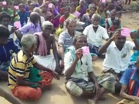 கஜா புயலால் சீர்குலைந்த கிராமம்.. உதவிகள் கிடைக்காததால் மறியல்.. சாலையில் சமைத்து போராட்டம்