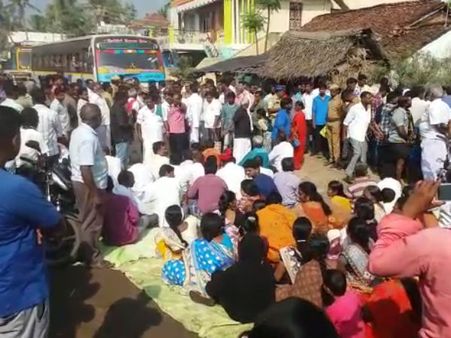 ரோடா இது.. சாலையை சீரமைக்க கோரும் பொதுமக்கள்.. திருவாரூர் மறியலில் குதித்த 10 கிராமங்கள்