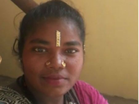 திருமண மலர்கள் தருவாயா.. டிசம்பர் பூவை திருப்பி காட்டி.. டிக்டாக்கில் கலக்கும் ஜிப்சி அழகி!