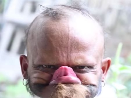 நாக்கை வச்சி மூக்கை என்ன.. இவரு நெத்தியையே தொடுவாரு பாஸ்.. வைரலாகும் வீடியோ !