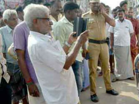 என்னையா அடிக்க வர்றீங்க.. திருவையாறு பஜாரில் டிராபிக் ராமசாமி ஆவேசம்