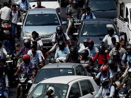 ஒரு ஹார்ன் அடிச்சது குத்தமாயா? ஸ்ரீபெரும்புதூர் சுங்கசாவடியில் வாக்குவாதம்.. டிராபிக் ஜாம்!