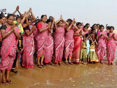 மறையாத சோகம்... 14-வது சுனாமி நினைவு தினம் இன்று...உறவினர்கள் மற்றும் பொதுமக்கள் அஞ்சலி