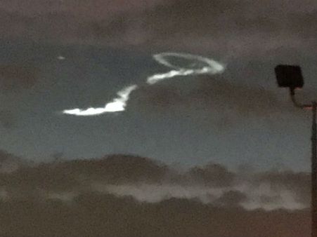 வானில் வட்டமிட்ட வெளிச்சம்.. விசித்திர ஒளி.. அமெரிக்காவில் மக்களை குழப்பிய ஆகாயம்.. திக் வீடியோ!