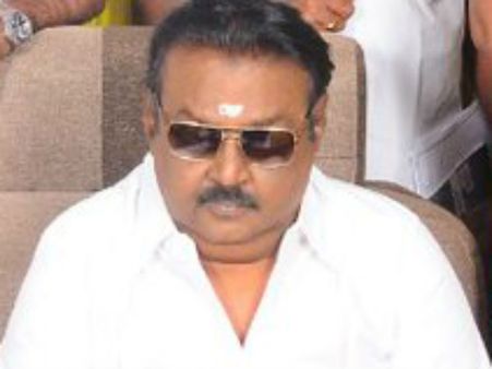 விபூதி, கூலிங் கிளாஸ், பட்டு சட்டையில் விஜயகாந்த்.. அடுத்த கட்டத்துக்கு நகரும் தேமுதிக!