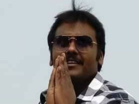 நீங்க போய்ட்டு வாங்க.. அப்பா, அம்மாவை அனுப்பி வைத்து விட்டு தேமுதிகவை வழிநடத்தும் விஜய பிரபாகரன்