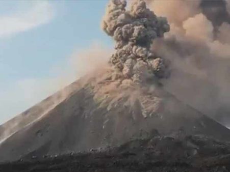 வெடித்து சிதறிய ''குழந்தை எரிமலை''.. பெரும் சுனாமி.. இந்தோனேசிய பேரிடருக்கு என்ன காரணம்?