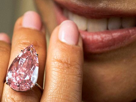 கழிவறையை கழுவும்போது மிஸ்ஸான வைரமோதிரம்.. 9 ஆண்டுகளுக்குப் பின் சாக்கடையில் கிடைத்தது!