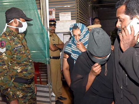 சபரிமலையில் தொடரும் டென்ஷன்.. இன்றும் 2 பெண்கள் திருப்பி அனுப்பப்பட்டனர்