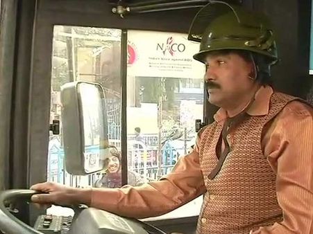 ஸ்டிரைக்கில் தாக்குதல்.. ஹெல்மெட் போட்ட பேருந்து ஓட்டுநர்கள்.. இது கொல்கத்தா ஆச்சரியம்