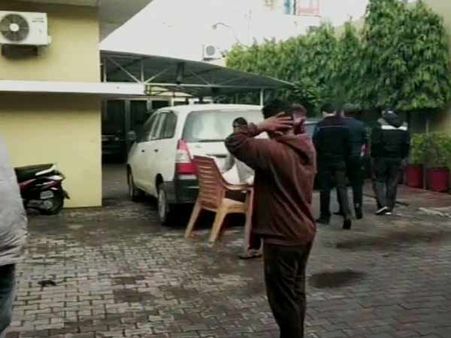 ராபர்ட் வதேராவுக்கு செக்? நில மோசடி வழக்கில் ஹரியானா முன்னாள் முதல்வர் ஹூடா வீட்டில் சிபிஐ ரெய்டு