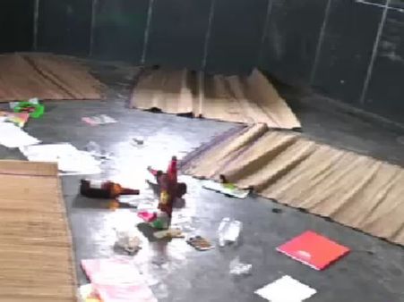 பள்ளி அறைக்குள் .. கோரை பாயை விரித்து, குடித்து, கும்மாளம்.. சமூக விரோதிகள் அட்டகாசம்