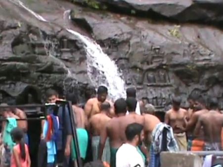 வெறிச்சோடும் அருவிகள்.. அடியோடு குறைந்து போன சுற்றுலாப் பயணிகள்.. காலி செய்யும் வியாபாரிகள்