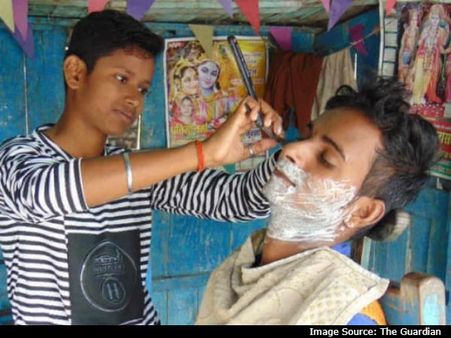 கிராப் வெட்டி, ஆண் டிரஸ்ஸில்.. கையில் கத்தரிகோலுடன்.. அப்பாவின் தொழிலில் அசத்தும் மகள்கள்