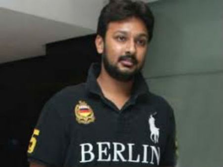 சந்திக்கவே பயந்தா எப்படி.. யாரை சொல்கிறார் துரை.. அழகிரி மகன் டிவீட்டால் சலசலப்பு!