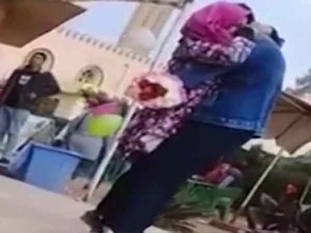 காதலனை முத்தமிட்டு ஐ லவ் யூ.. கட்டிப்பிடித்த பெண்.. பல்கலைக்கழகத்திலிருந்து டிஸ்மிஸ்