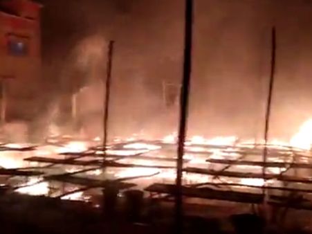 கல்யாண வீட்டில் சரவெடி பட்டாசு.. பந்தல் தீப்பற்றி நாசம்.. டைனிங் டேபிள்களும் காலி