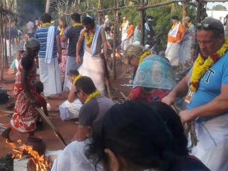 தூத்துக்குடியில் களைகட்டிய பொங்கல் விழா... குலவையிட்டு, பொங்கலிட்டு வெளிநாட்டினர் மகிழ்ச்சி