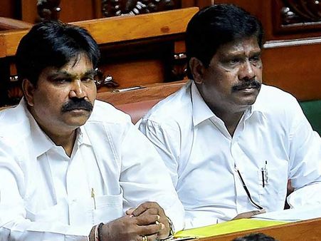 சங்கராந்தி நாளில் குமாரசாமிக்கு ஷாக்.. 2 சுயேட்சைகள் திடீர் ஆதரவு வாபஸ்.. ஆட்சி கவிழுமா?