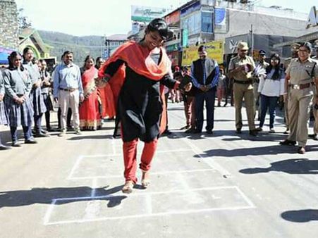 பிஸி ஷாப்பிங்.. ஜிலுஜிலு ஹேப்பி ரோடு.. சில்லு விளையாட்டு ஆடும் கலெக்டர்.. கலகலக்கும் ஊட்டி!