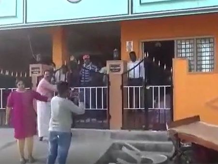 சொத்துக்காக.. பெற்ற தந்தையை அடியாட்களை வைத்து தூக்கி எறிந்த மகள்.. ஓசூரில் ஷாக் சம்பவம்