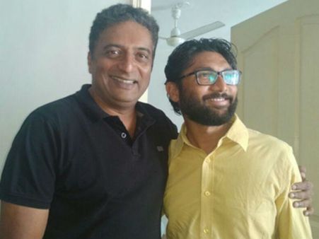 நாங்க இருக்கோம்.. நீங்க வாங்க.. பிரகாஷ் ராஜுக்காக களத்தில் குதித்த ஜிக்னேஷ் மேவானி!