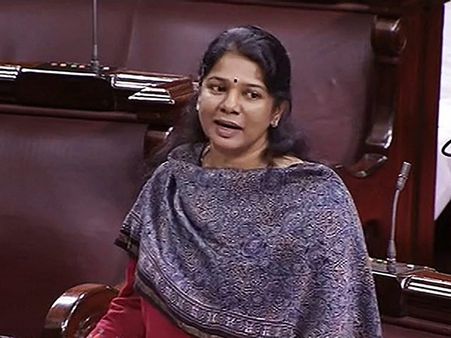 அப்படித்தான்.. எங்களுக்கு இந்தி தெரியாது.. இமிகிரேஷன் மறுக்கப்பட்ட தமிழருக்காக கனிமொழி குரல்!